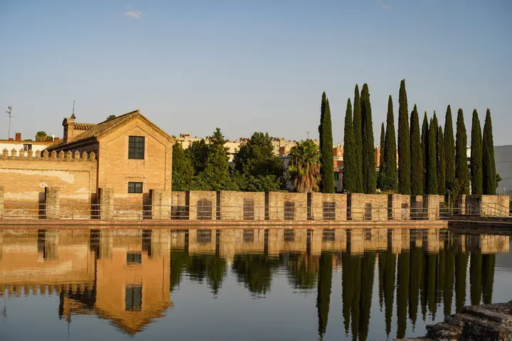 Mas en pierre, cyprès et fontaine