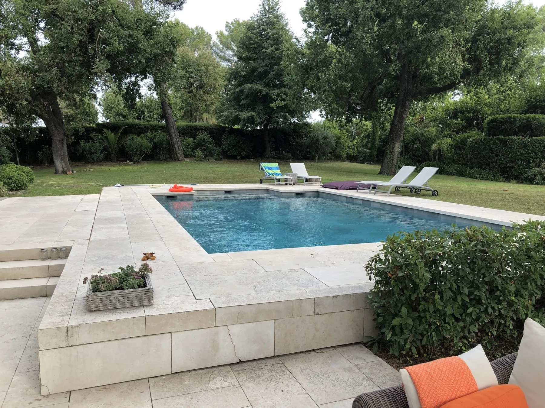 Jardin méditerranéen autour de la piscine