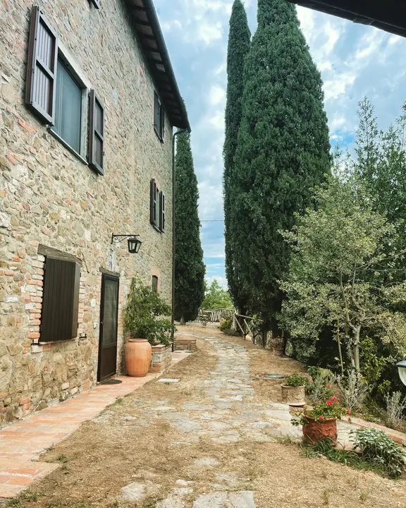 Mas en pierre, cyprès et fontaine